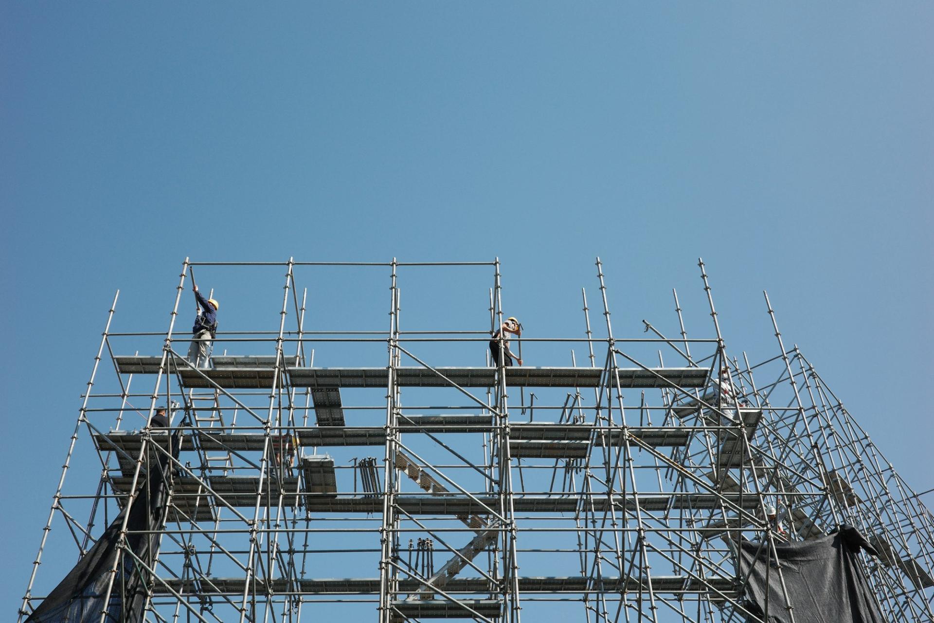 足場の上の作業員たち