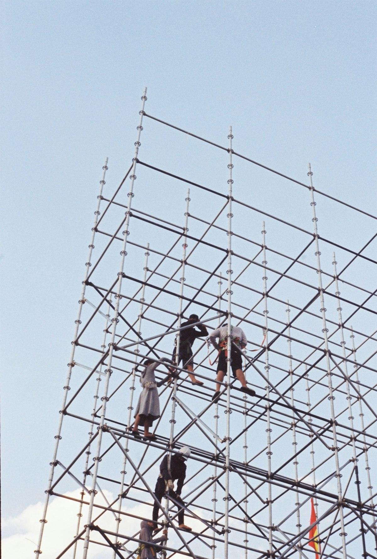 足場を組み立てる作業員