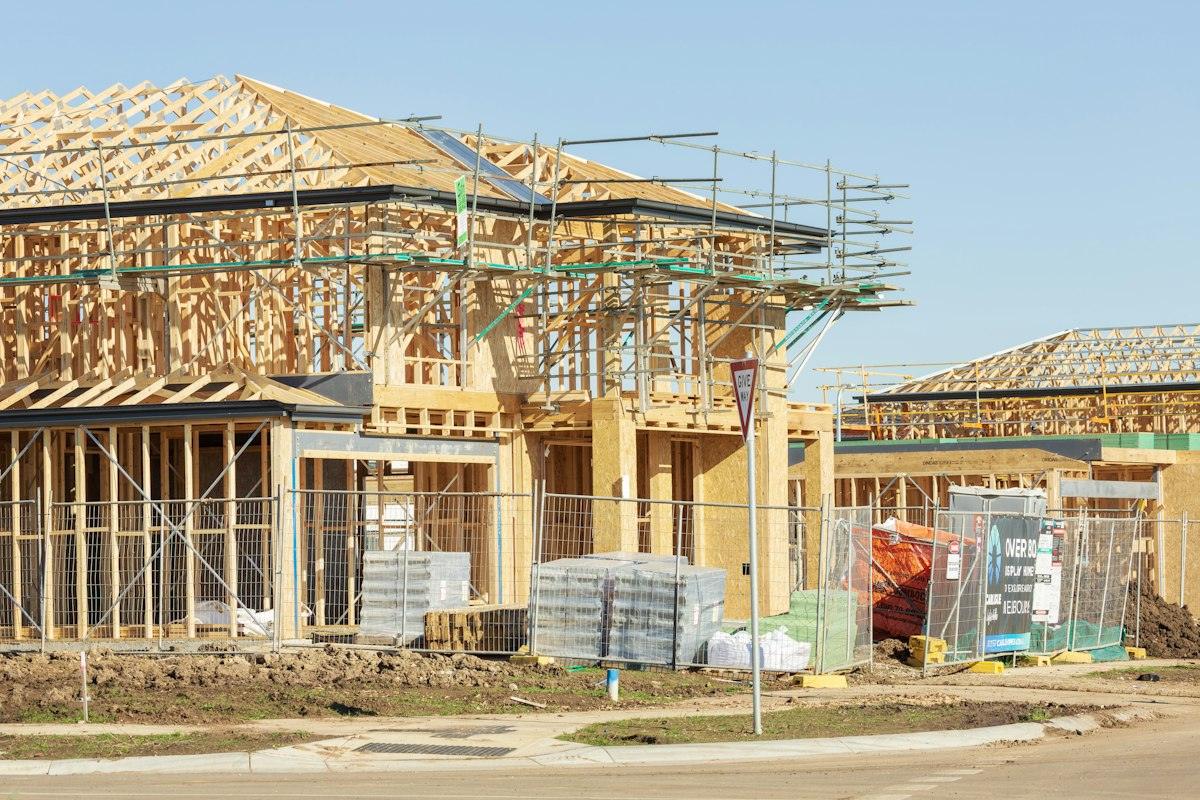 足場が組まれた建築中の住宅
